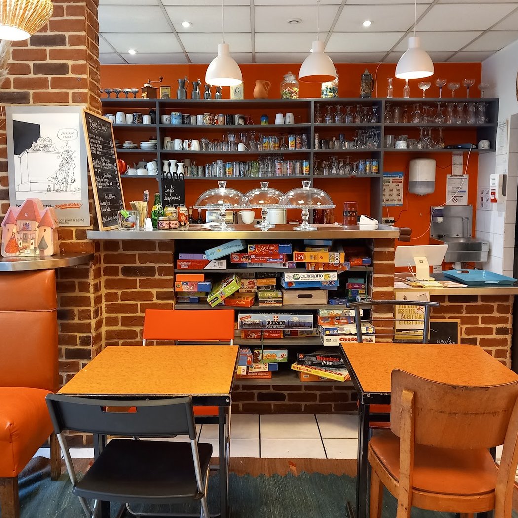 La Cabane - café associatif et librairie d'occasion 1